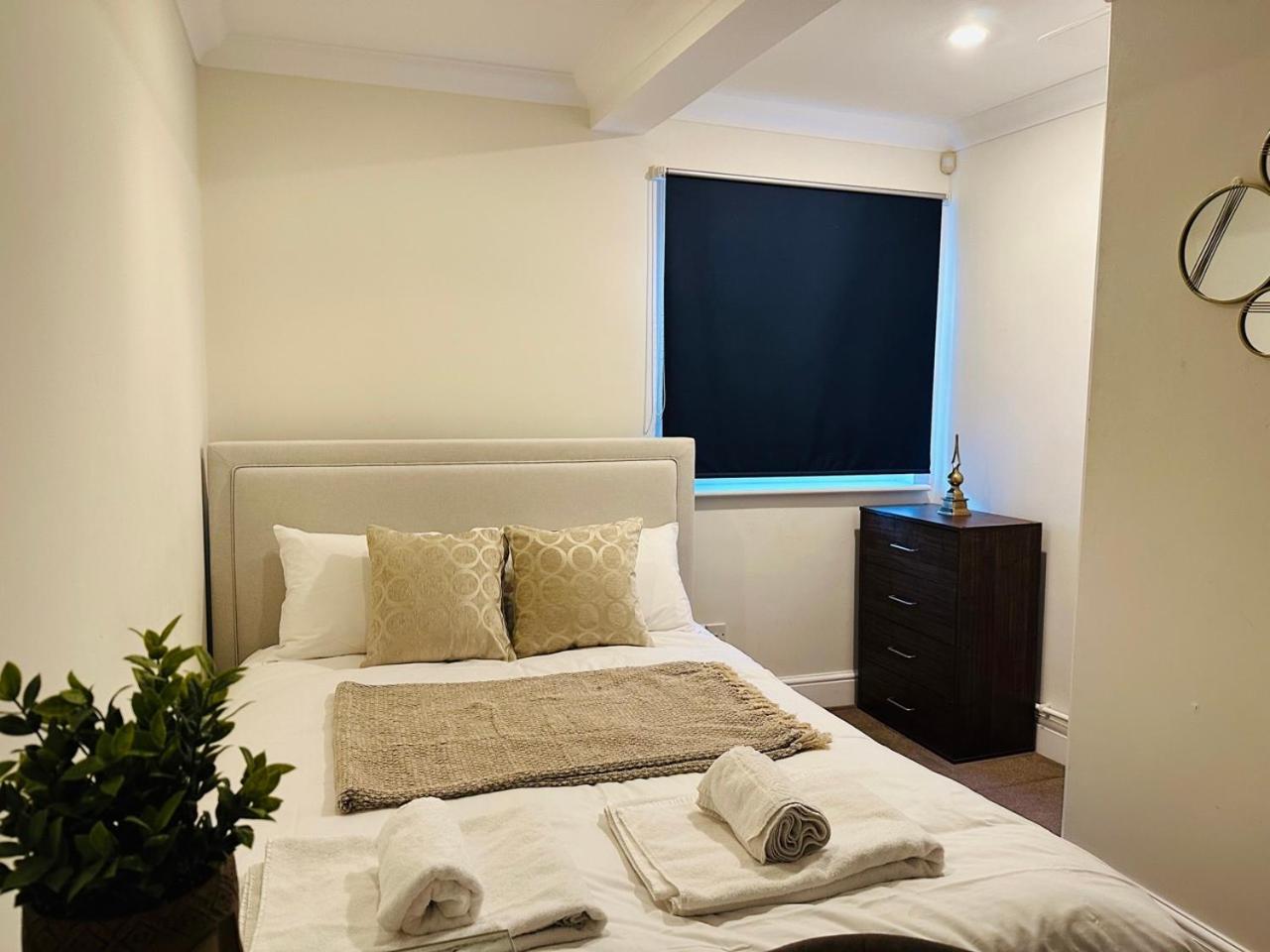 Wimbledon Elegance: 2-bedroom Retreat *